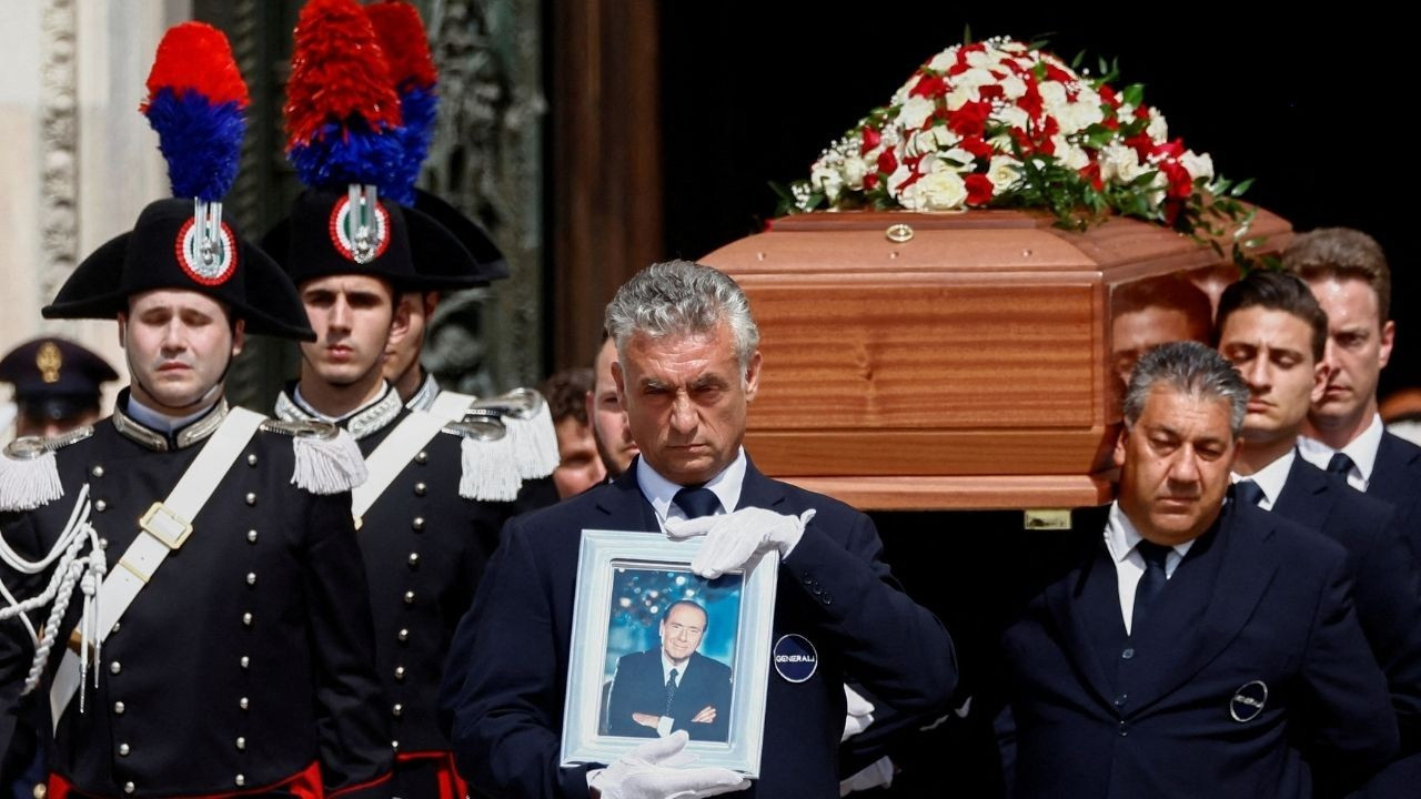 Berlusconi'nin cenazesi yakıldı: Külleri evindeki mozolede saklanacak