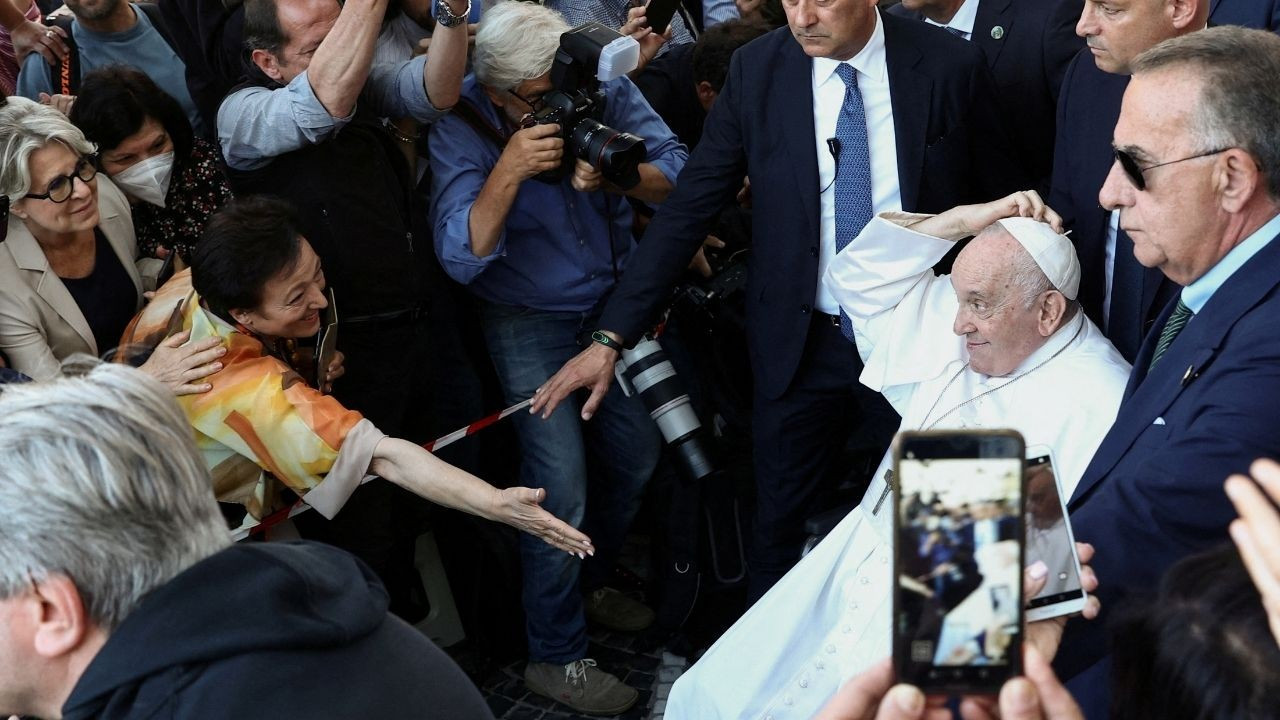 Ameliyat edilen Papa taburcu oldu: 'Hâlâ yaşıyorum'
