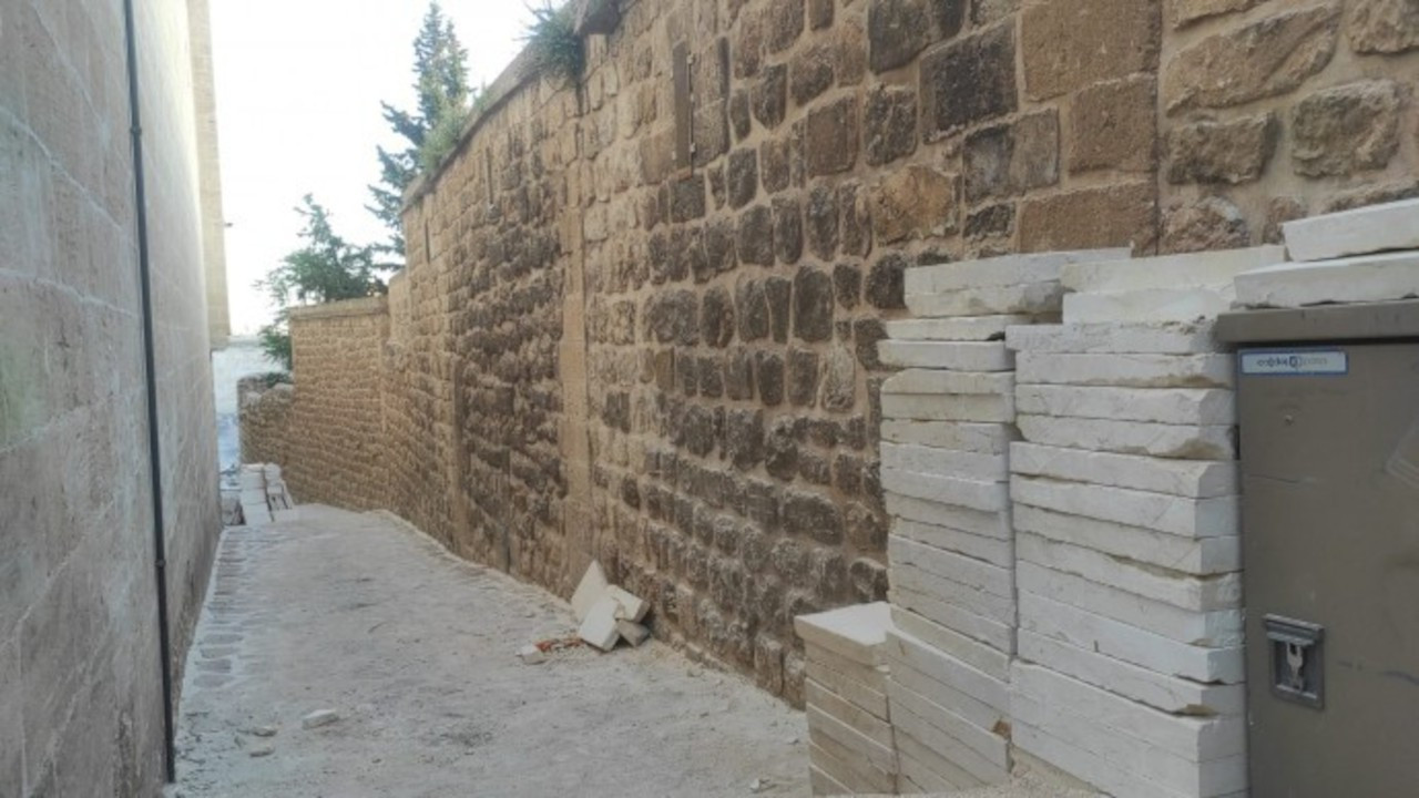 Mardin'de tarihi dokuya aykırı taş kullanılıyor