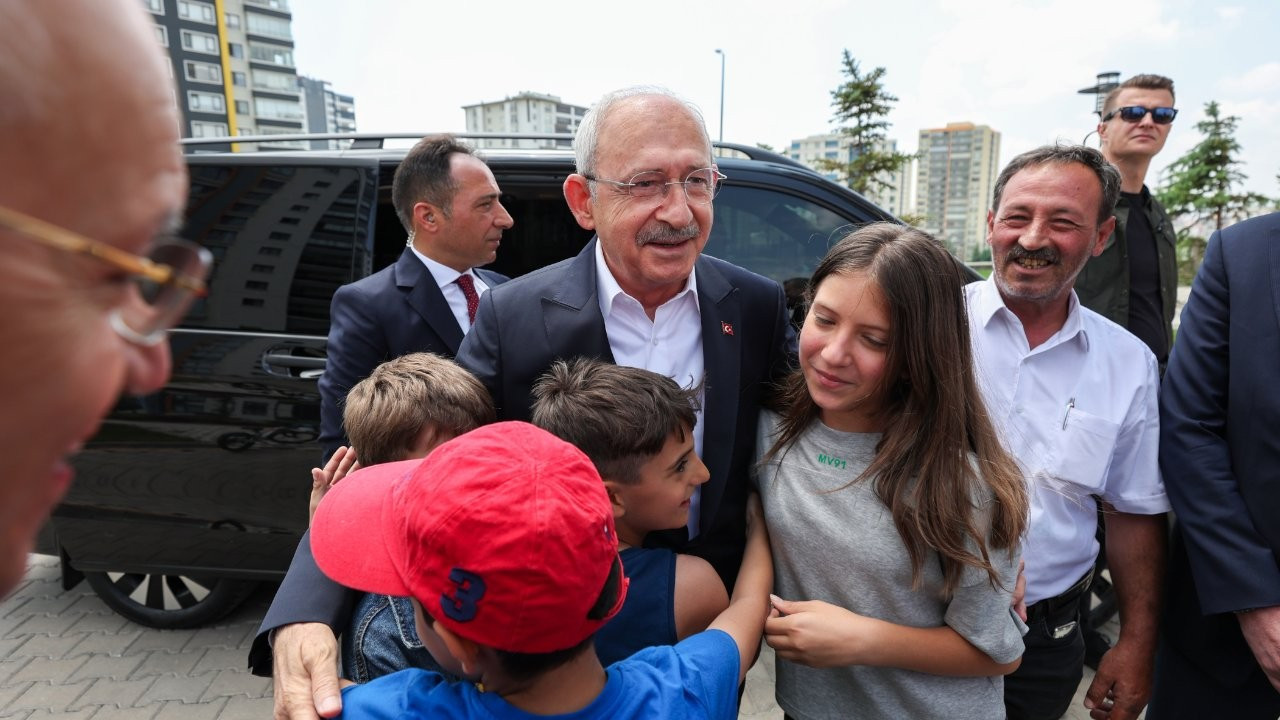 Kılıçdaroğlu Babalar Günü'nde depremzede aileleri ziyaret etti