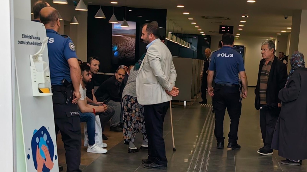 Banka güvenlik görevlisi, 80 yaşındaki kadını 1 milyon lira dolandırılmaktan kurtardı