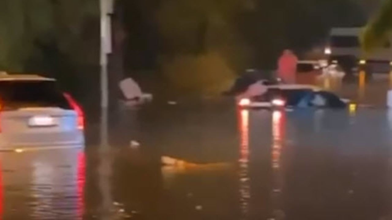 İzmir'de sağanak: Yollar göle döndü, araçlar suya gömüldü
