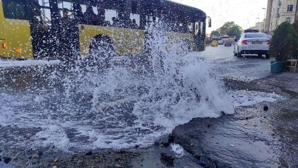 Beyoğlu'nda su borusu patladı: Cadde göle döndü - Sayfa 1