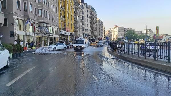 Beyoğlu'nda su borusu patladı: Cadde göle döndü - Sayfa 2