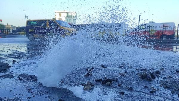 Beyoğlu'nda su borusu patladı: Cadde göle döndü - Sayfa 3