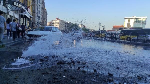 Beyoğlu'nda su borusu patladı: Cadde göle döndü - Sayfa 4