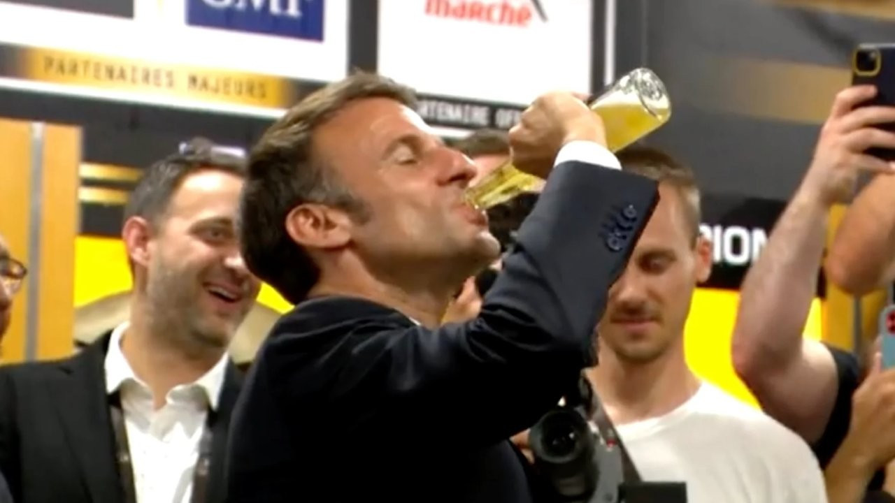 Birayı 'fondip' yapan Macron'a eleştiri