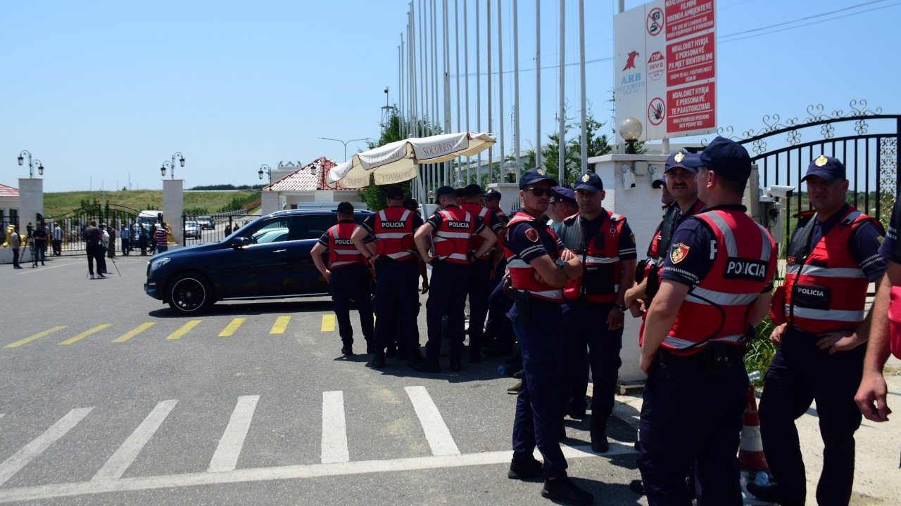 Arnavutluk'ta Halkın Mücahitleri Örgütü'nün kampına polis baskını