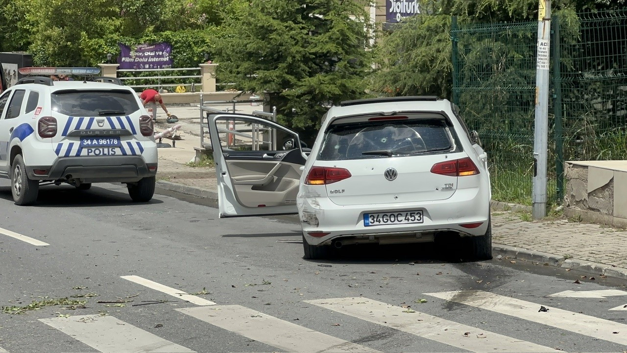 Ümraniye’de otomobile silahlı saldırı: Araç karşı şeride geçti