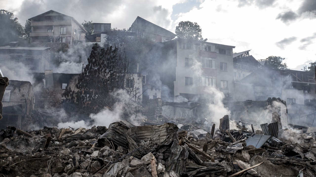 Erzurum'un Pazaryolu ilçesinde 12 ev yandı