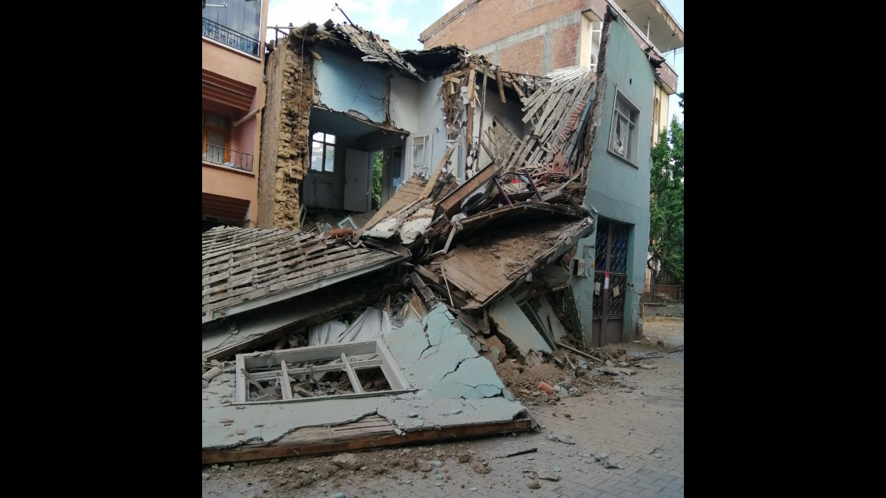 Malatya'da depremde ağır hasar gören 2 katlı ev çöktü