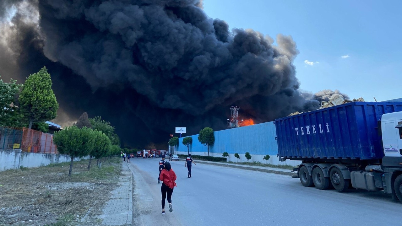 Manisa'da geri dönüşüm tesisinde yangın: İzmir'den takviye istendi