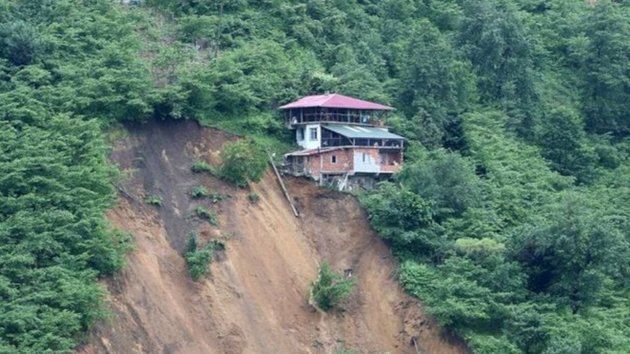 Trabzon'da heyelan: 3 ev boşaltıldı