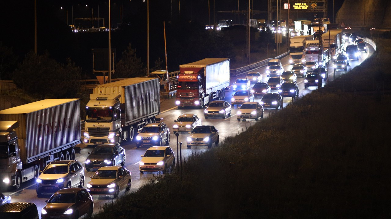 Anadolu Otoyolu'nun Bolu geçişinde trafik yoğunluğu