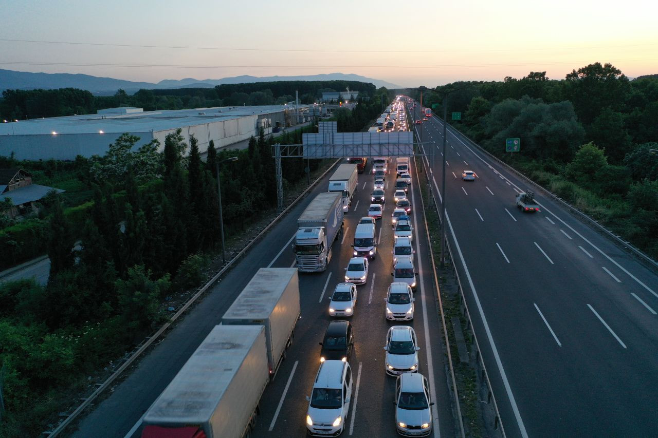 Sakarya'daki otoyollarda trafik yoğunluğu: Trafik durma noktasına geldi - Sayfa 1