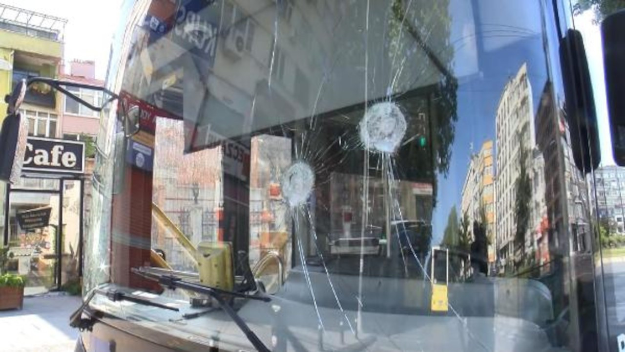 İETT şoförü İETT otobüsüne baltayla saldırdı