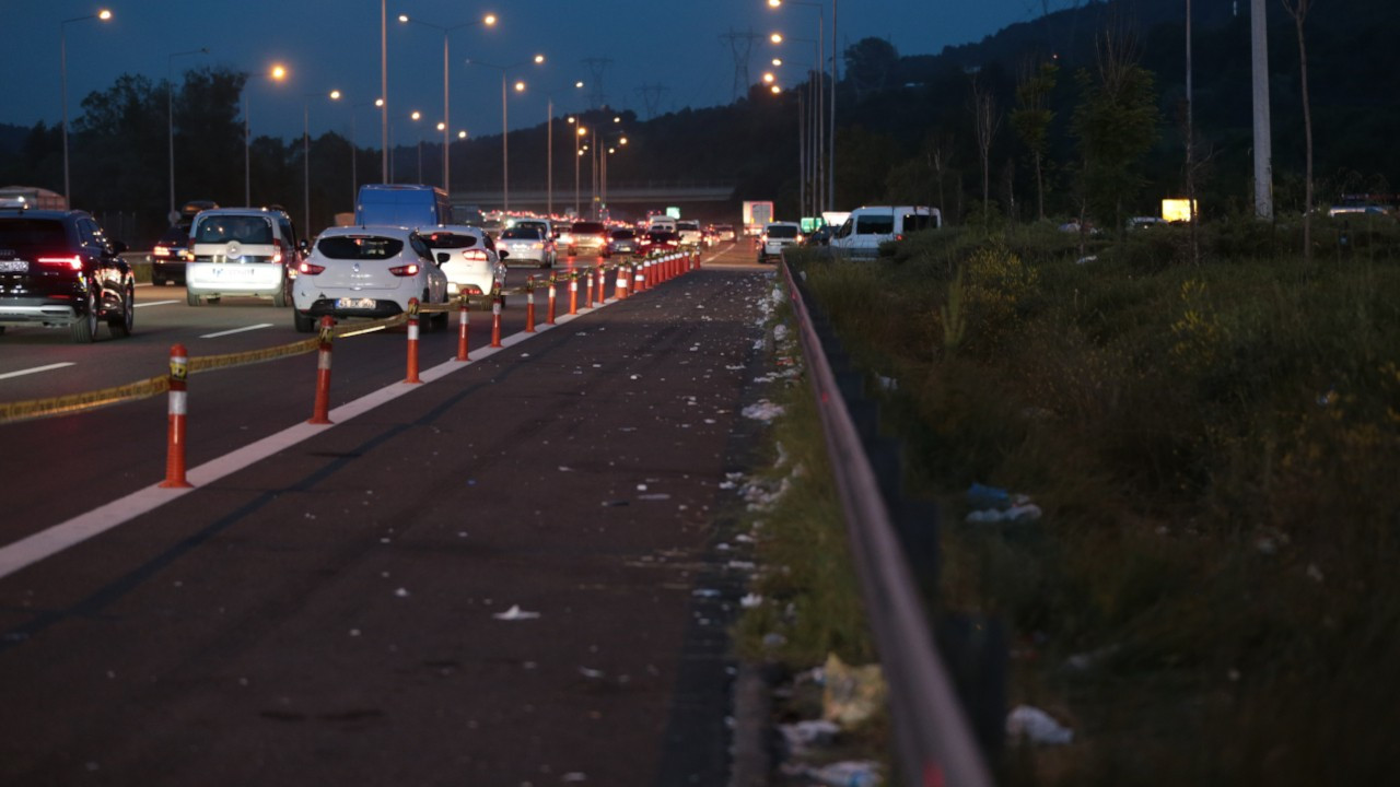 Tatilci göçü sürüyor: Geçtikleri yollar çöp içinde kaldı