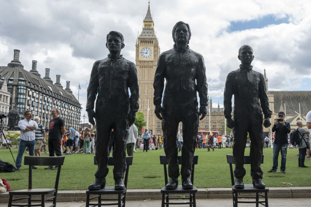 İngiltere Parlamentosu önünde 3 heykel: 'Onlar özgür değilse biz de değiliz' - Sayfa 1