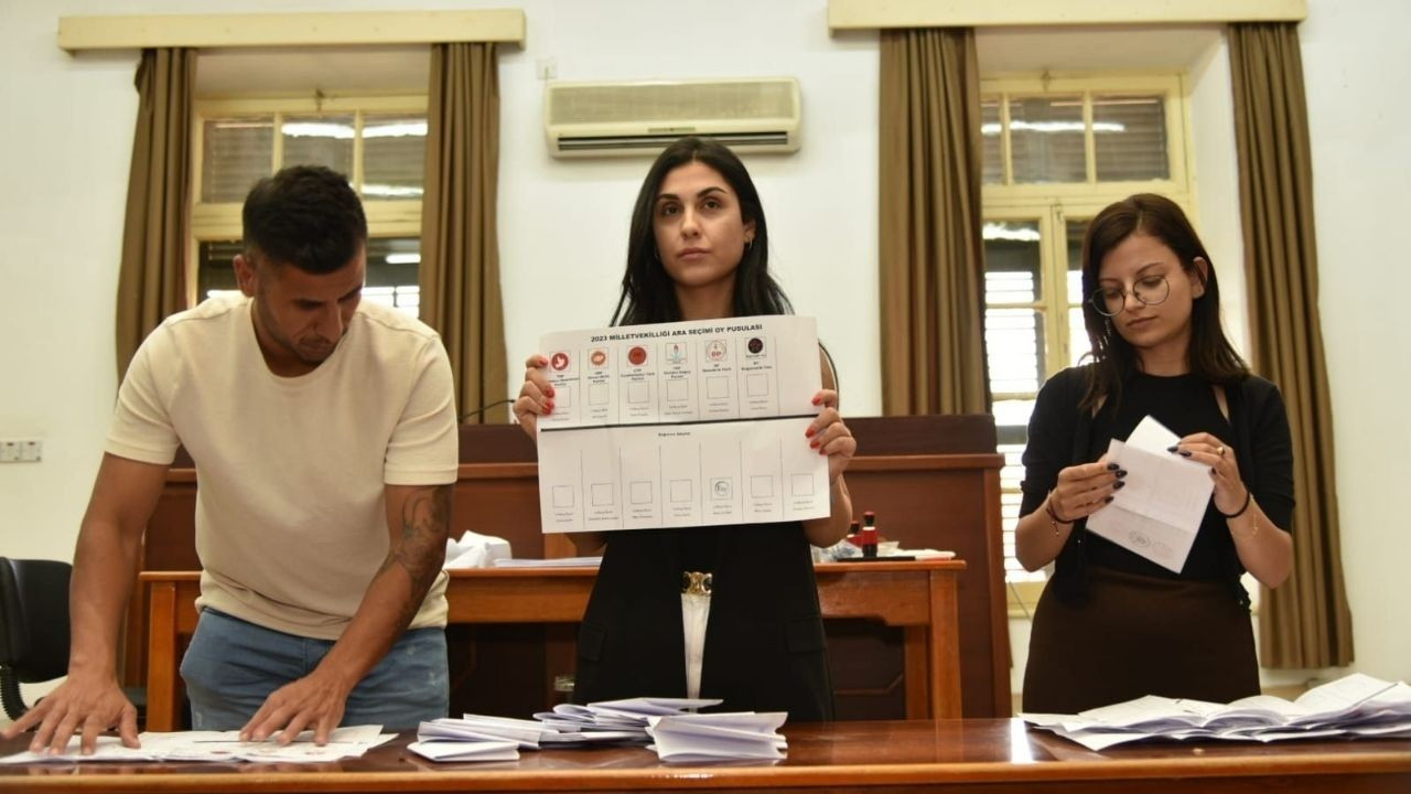 Kuzey Kıbrıs'ta ara seçim: Ana muhalefetin adayı Özuslu milletvekili seçildi