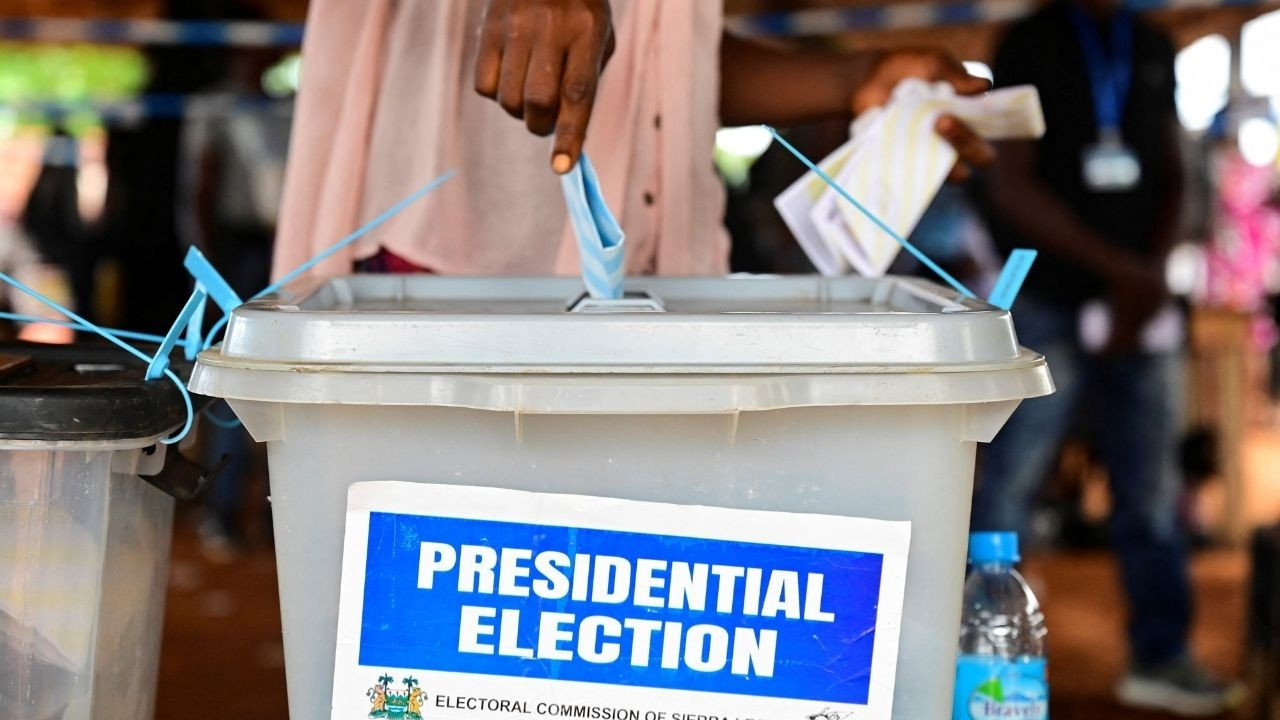 Sierra Leone'de seçim: İki cumhurbaşkanı adayından 'Kazandım' iddiası