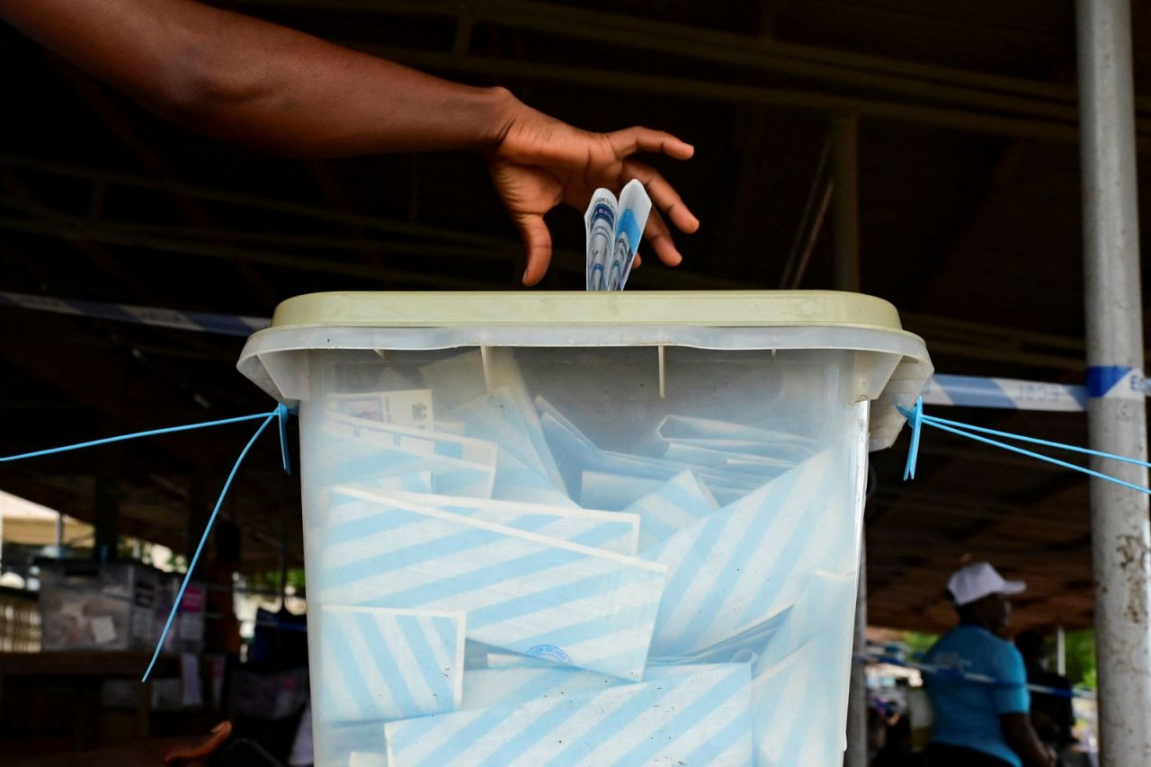 Sierra Leone'de seçim: İki cumhurbaşkanı adayından 'Kazandım' iddiası - Sayfa 1