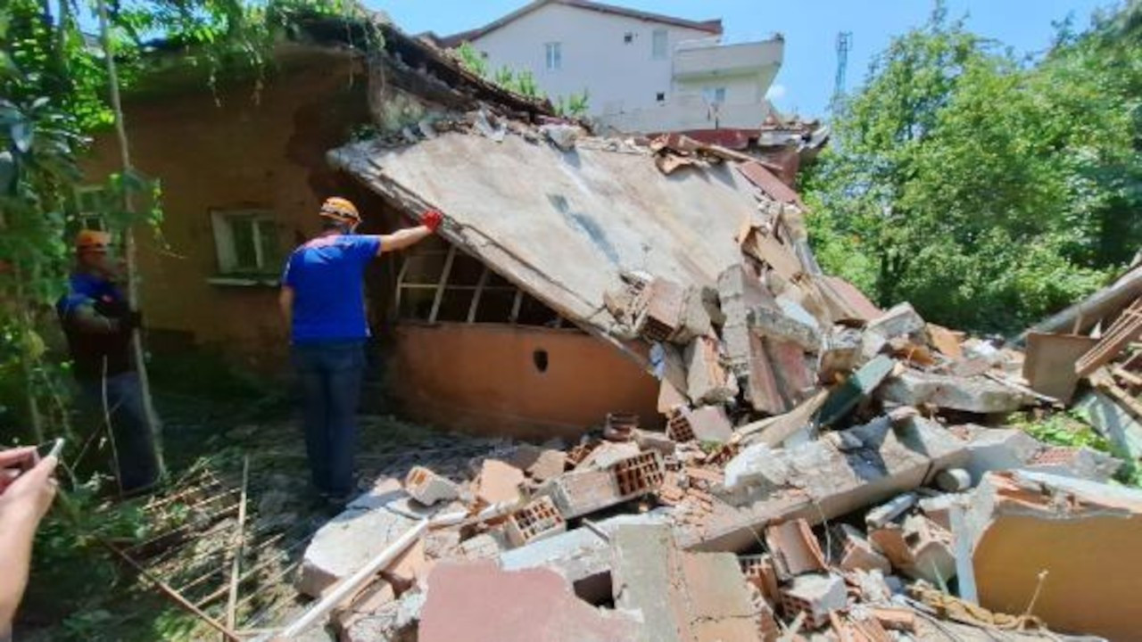Metruk evde yıkım yapılırken sundurma çöktü: 2 ölü