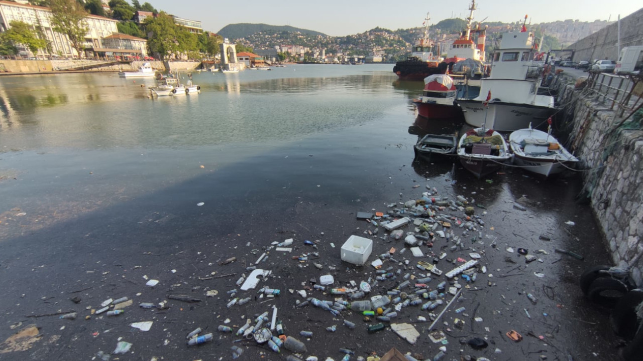 Her yağış sonrası aynı görüntü: Zonguldak Limanı atıklarla doldu