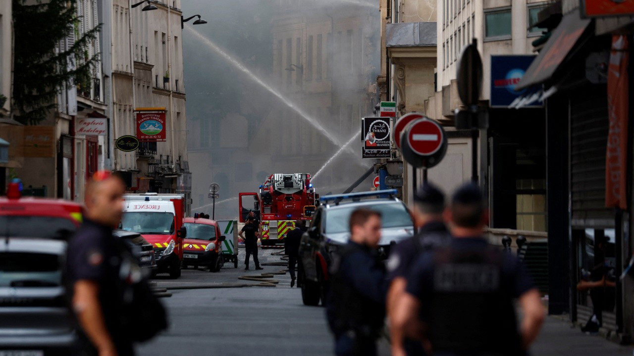 Paris'teki patlamada yıkılan binanın enkazında ceset bulundu