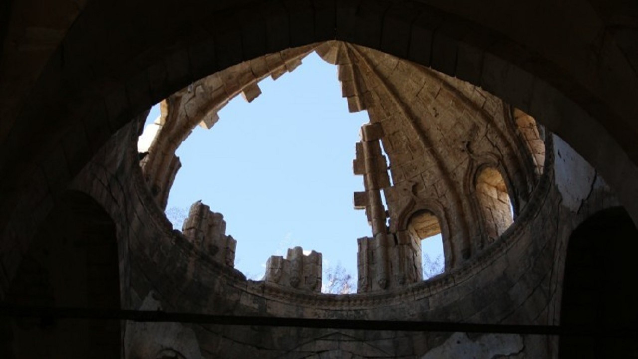 Kaderine terk edilen tarihi kilisenin kubbesi çöktü