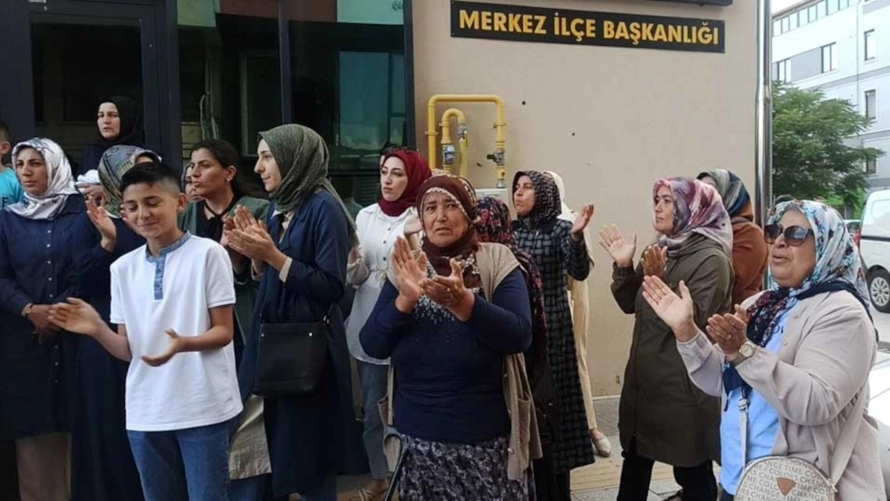 Çorum'da tutuklu muhtar aileleri eylemde: AK Parti kapalı
