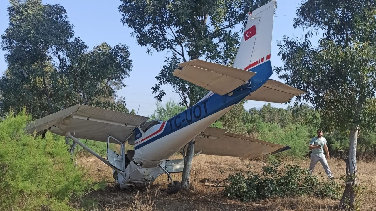İzmir'de motoru arızalanan uçak boş araziye indi: 2 yaralı