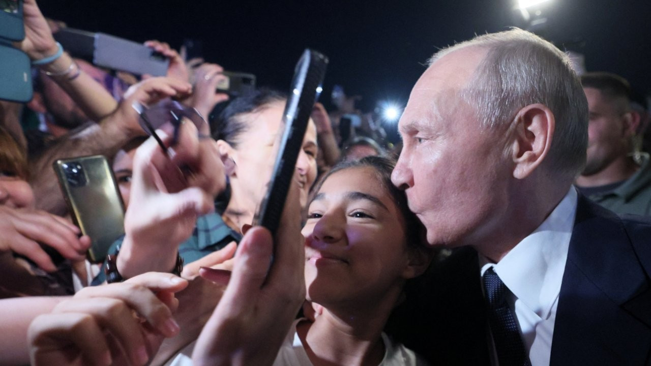 Putin kalabalığa karıştı, destekçileriyle selamlaştı