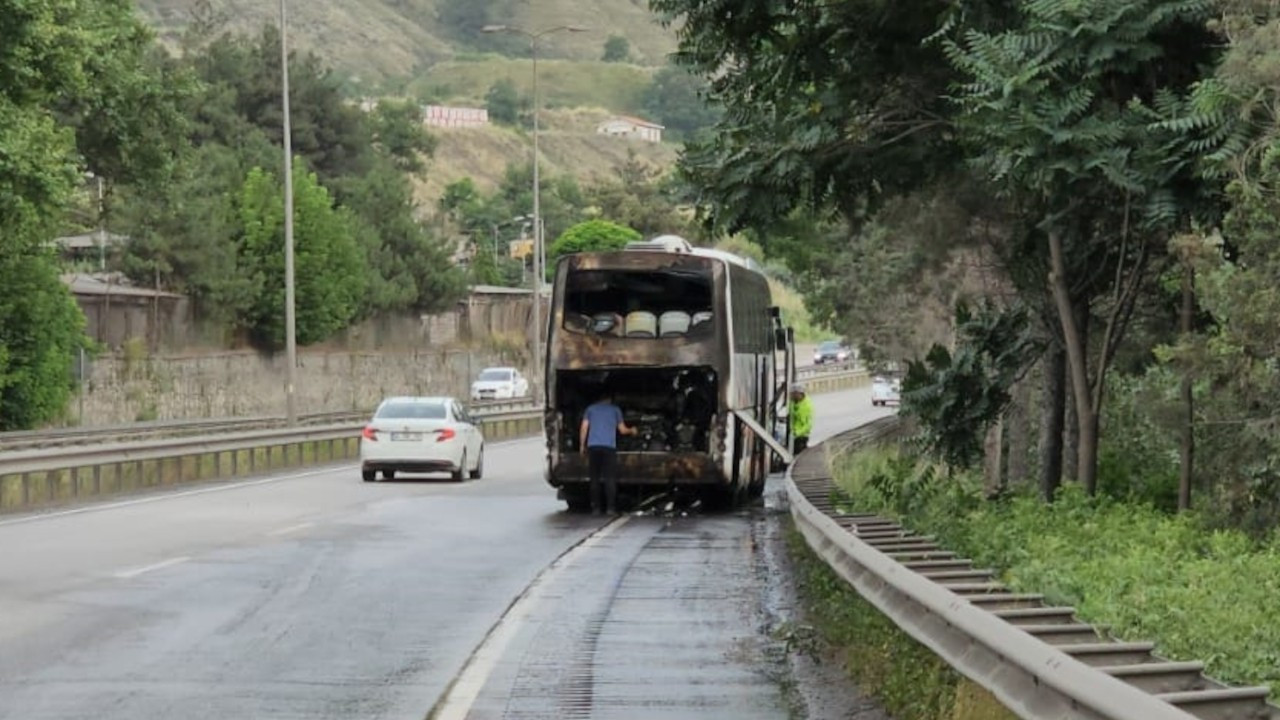 Seyir halindeki yolcu otobüsünde yangın çıktı