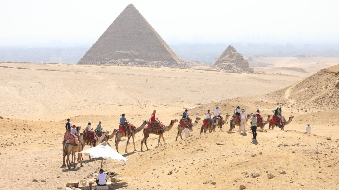 Mısır'daki Giza Piramitleri'ne turist akını