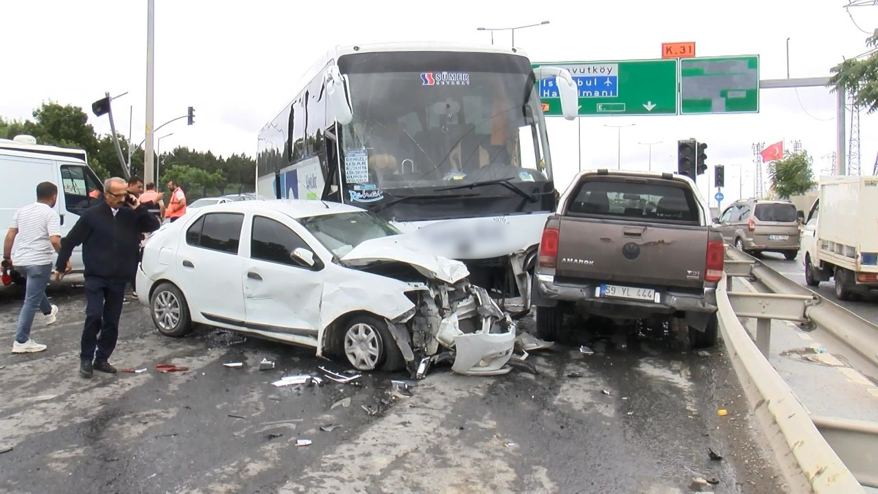 Arnavutköy'de yolcu otobüsü ters yöne girdi: 4 yaralı