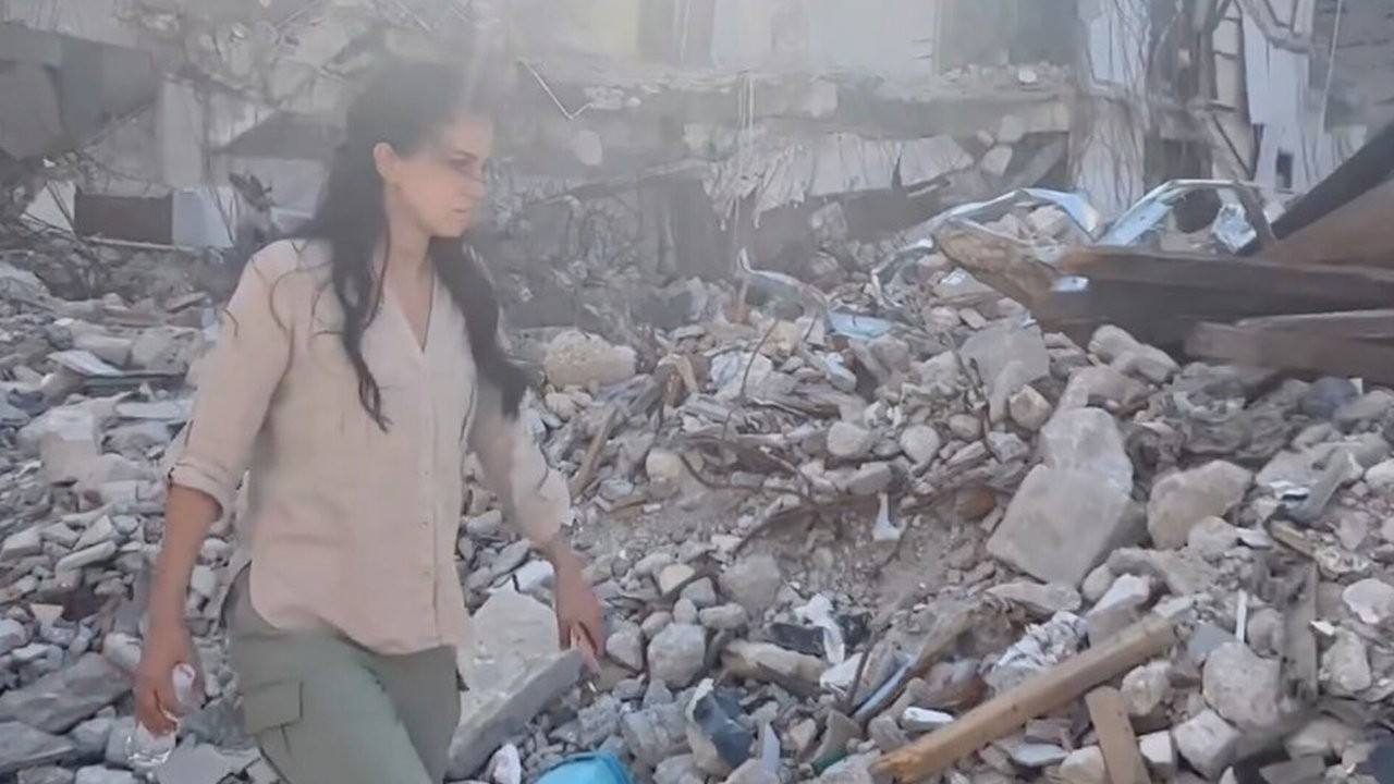 Depremde 17 akrabasını kaybeden Karsu Hatay’a gitti