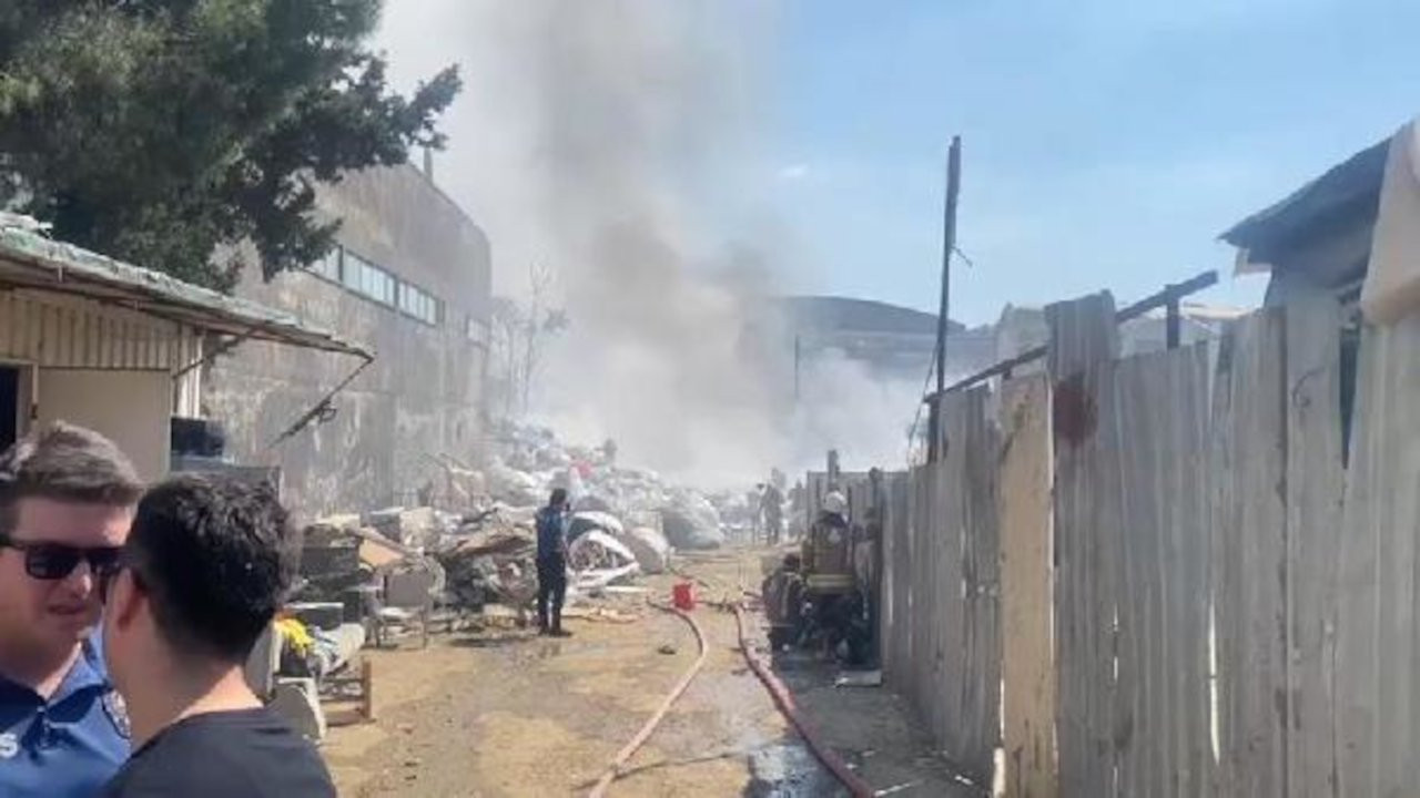 Tuzla'da geri dönüşüm tesisinde yangın: Marmaray seferleri normale döndü