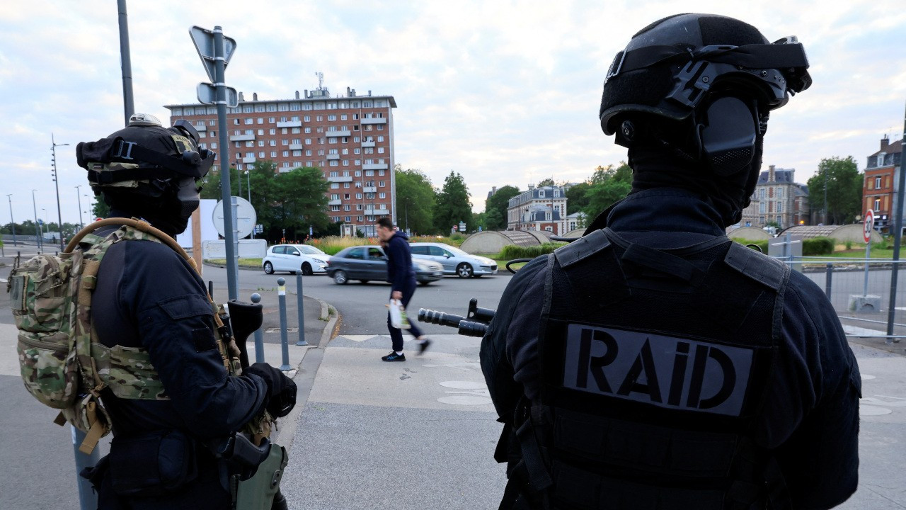Fransa'da polisin öldürdüğü 17 yaşındaki genç defnedildi