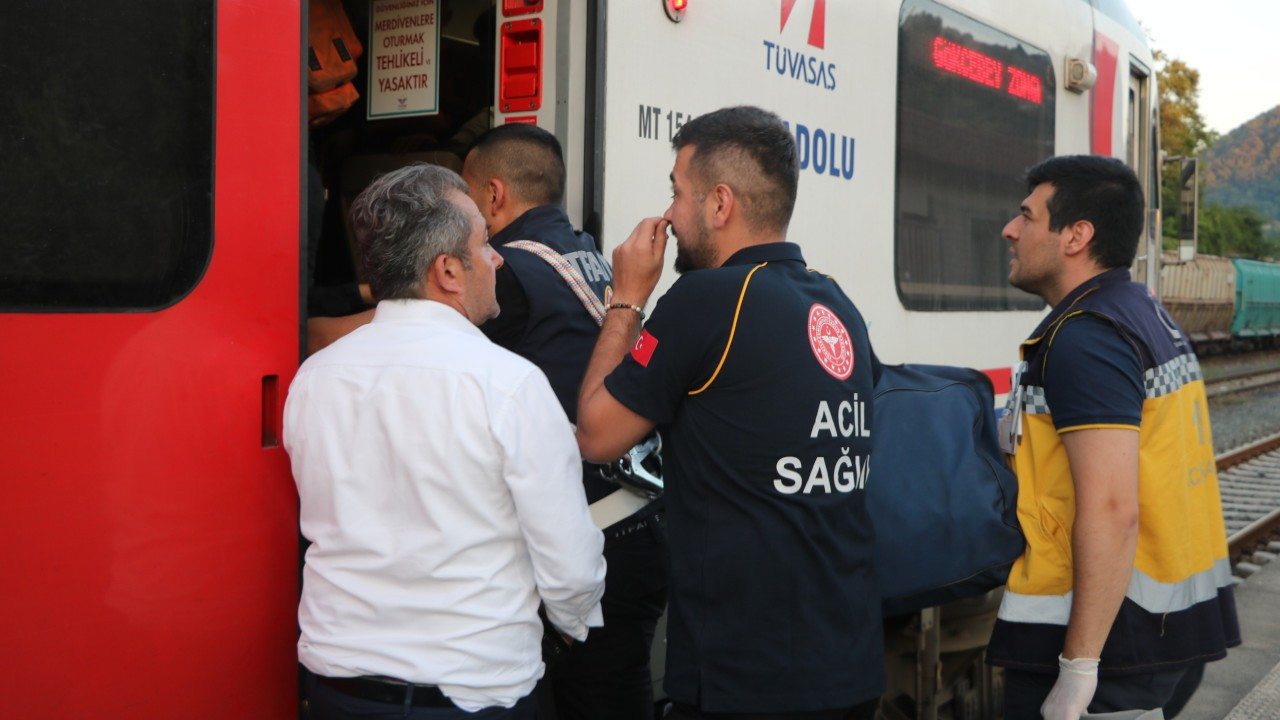 Kayalıklardan düşen çocuk, trenle ambulansa ulaştırıldı