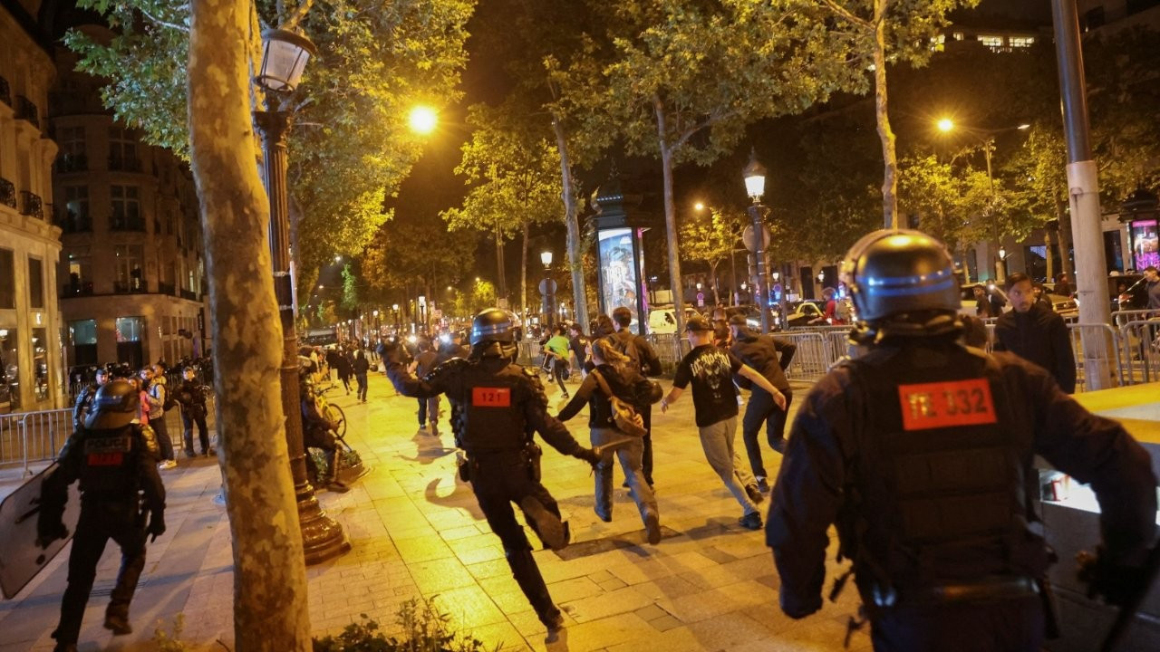 Fransa’daki eylemlerde şiddet uygulayan polisler gözaltına alındı
