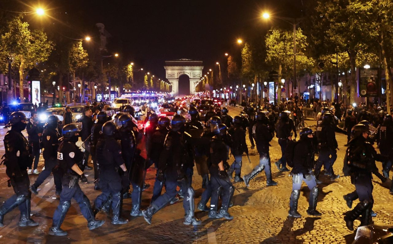Fransa'da protestoların 5'inci günü: Bir gecede 700'ü aşkın gözaltı - Sayfa 1