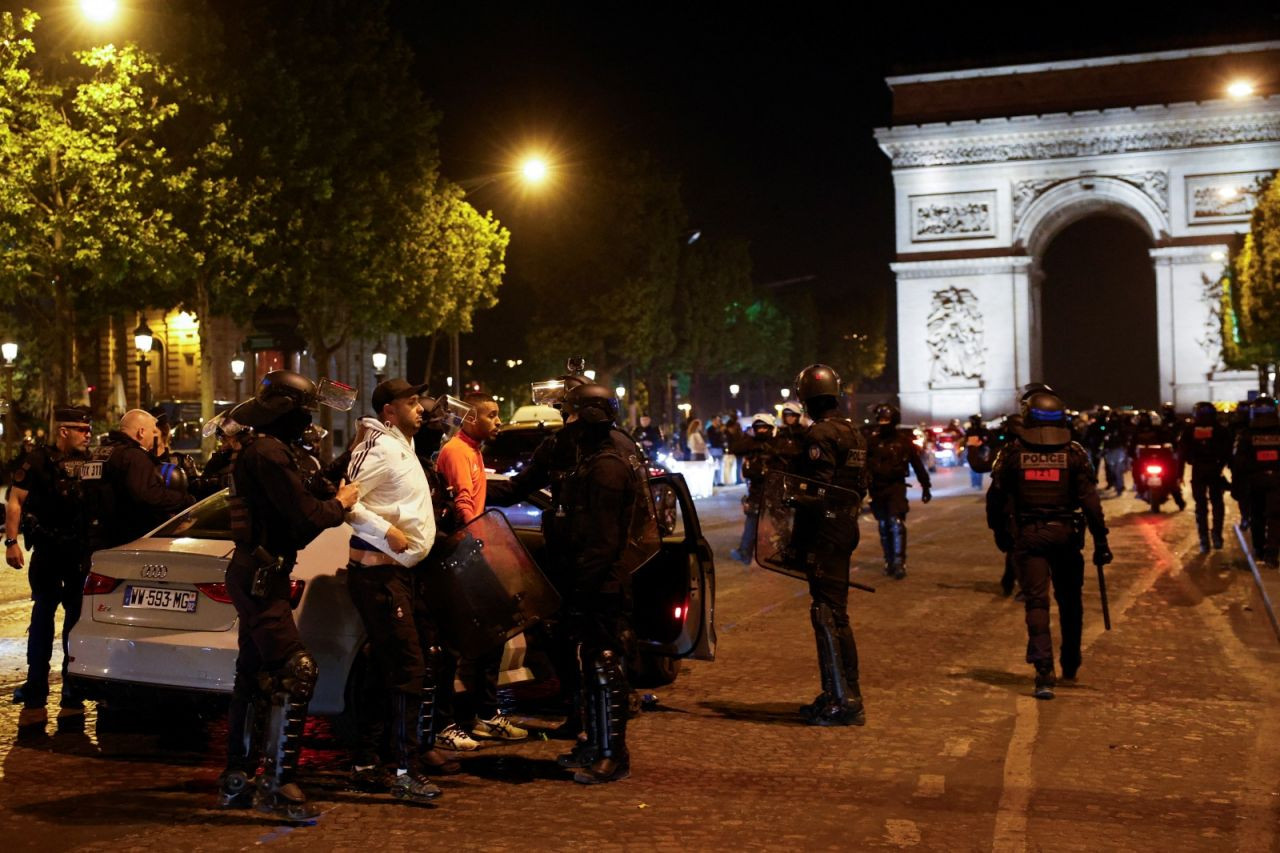 Fransa'da protestoların 5'inci günü: Bir gecede 700'ü aşkın gözaltı - Sayfa 4