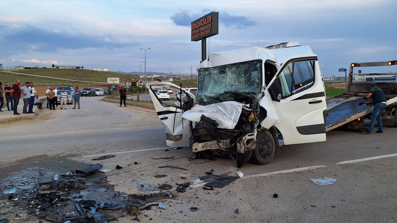 Ankara'da işçi servisi ile kamyon çarpıştı: 4'ü ağır 10 yaralı