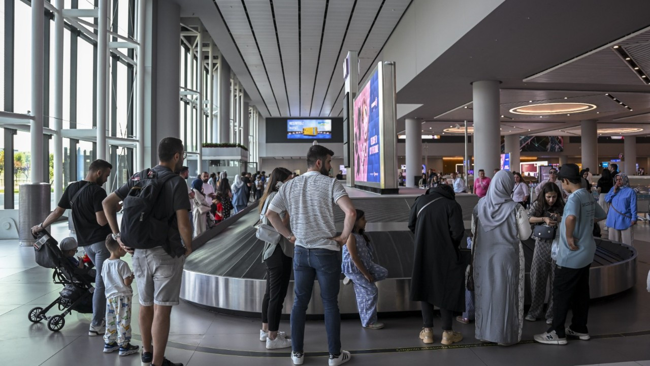 İstanbul Havalimanı'nda kaçak lüks eşyalara el konuldu