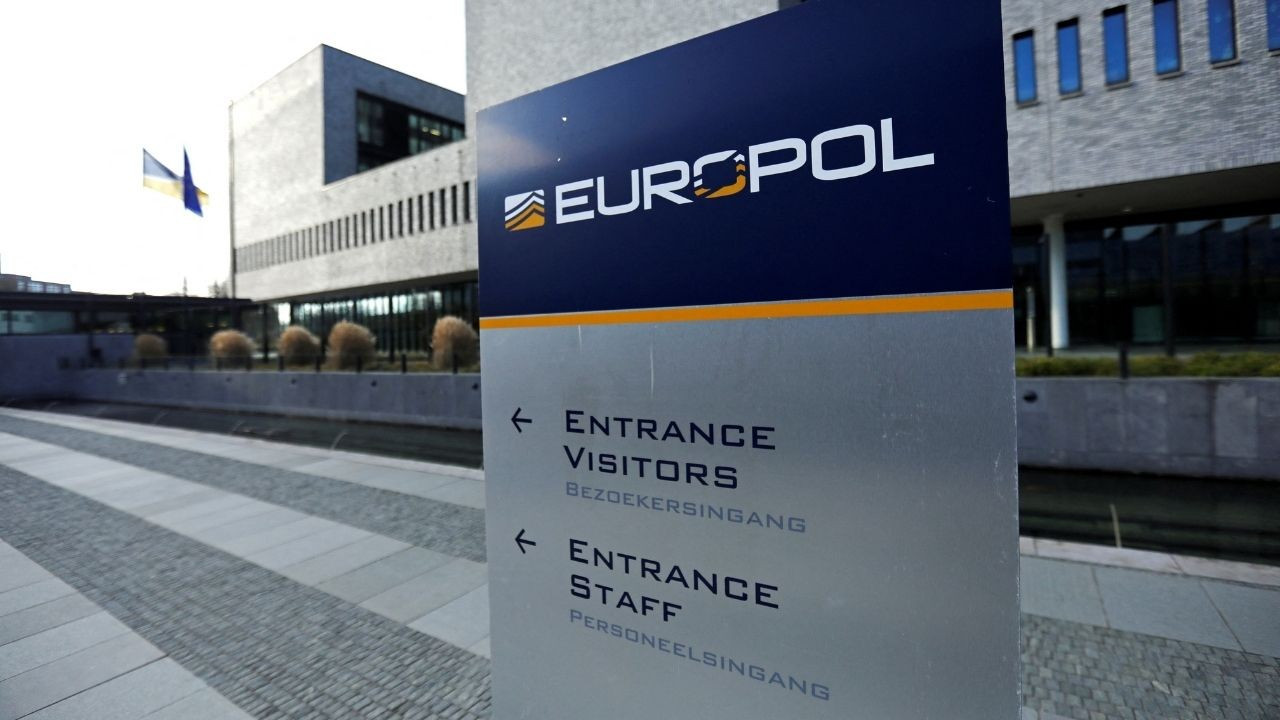 Europol: 'VIP hizmeti' veren insan kaçakçılığı çetesi çökertildi