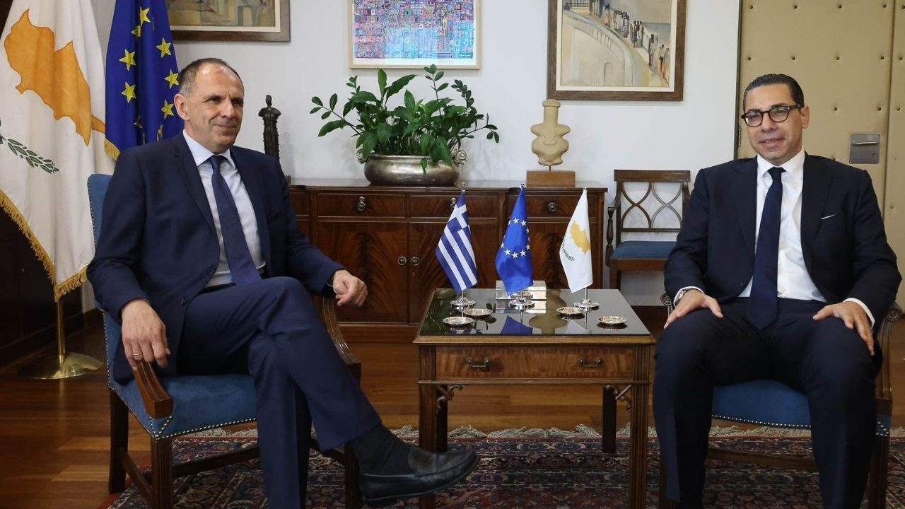 Yunanistan Dışişleri Bakanı Kıbrıs'ta: Türkiye ile görüşmeye hazırız