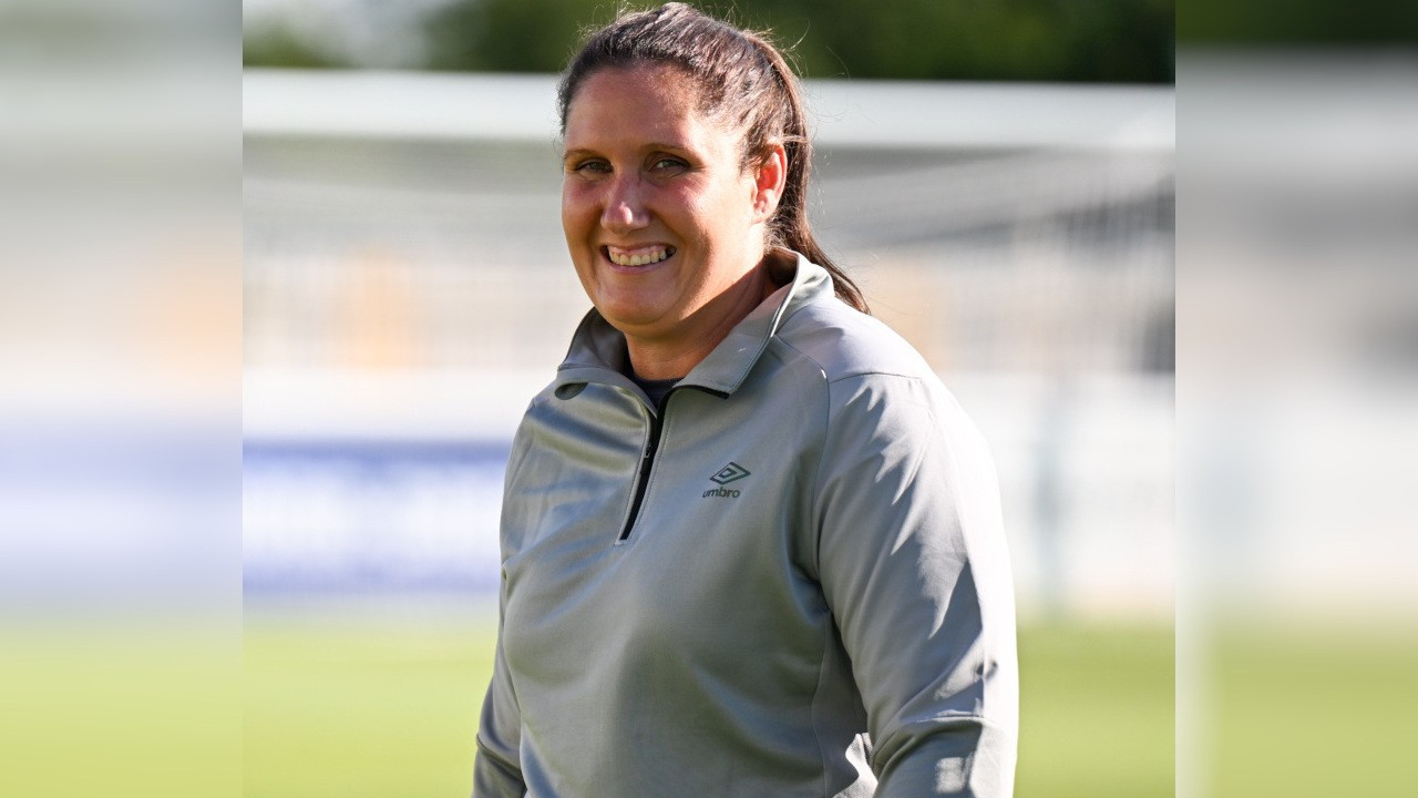 İngiltere futbolunda bir ilk: Profesyonel lige kadın teknik direktör