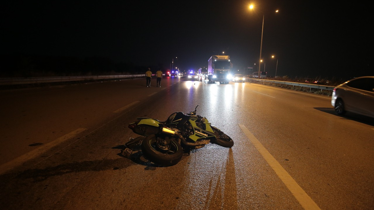 Motosiklet devrilip sürüklendi, iki kişi öldü
