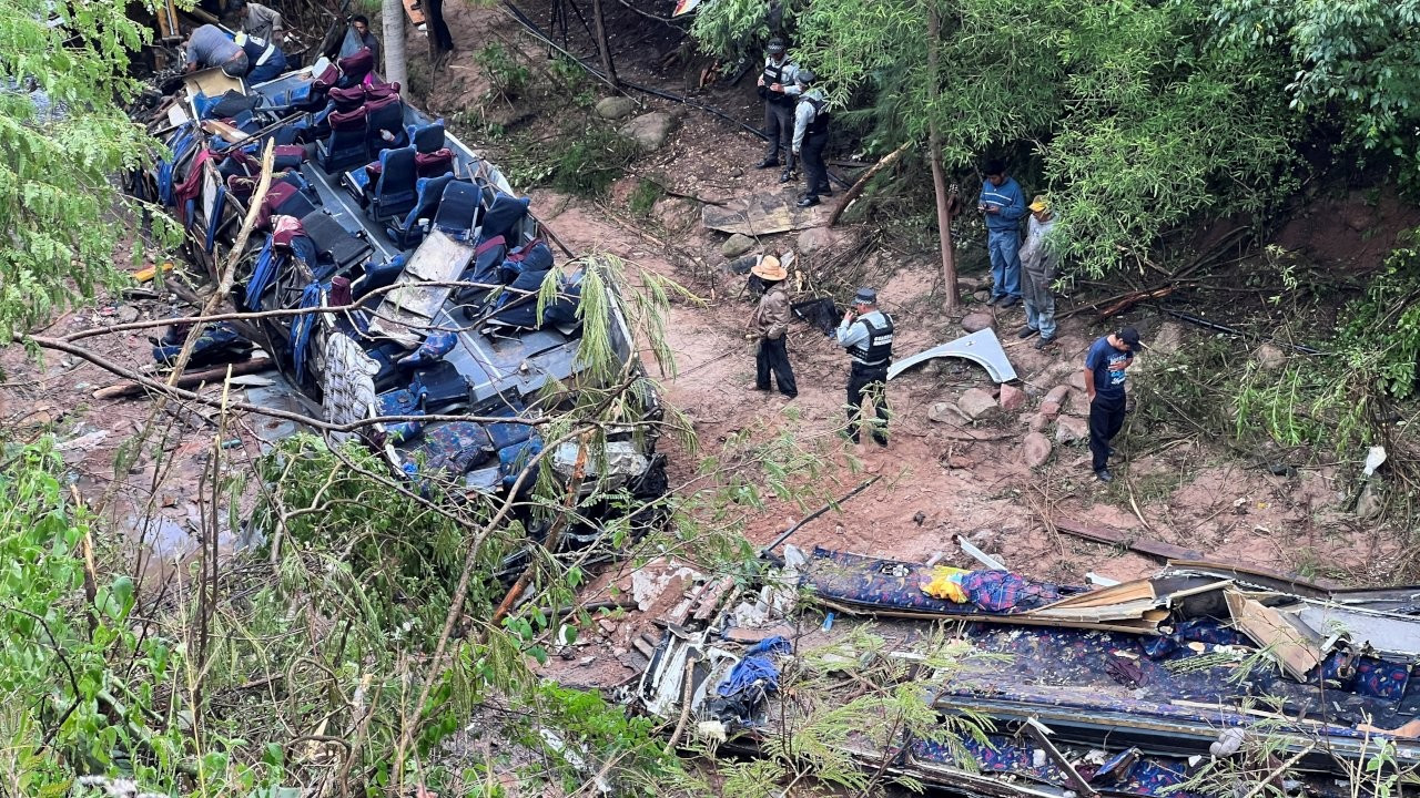 Yolcu otobüsü uçuruma yuvarlandı: 29 ölü