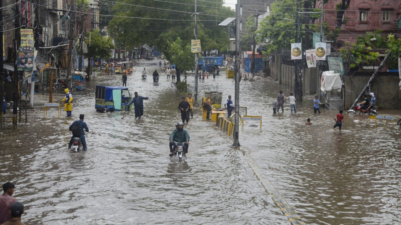 Muson yağmurları nedeniyle iki günde 17 kişi öldü
